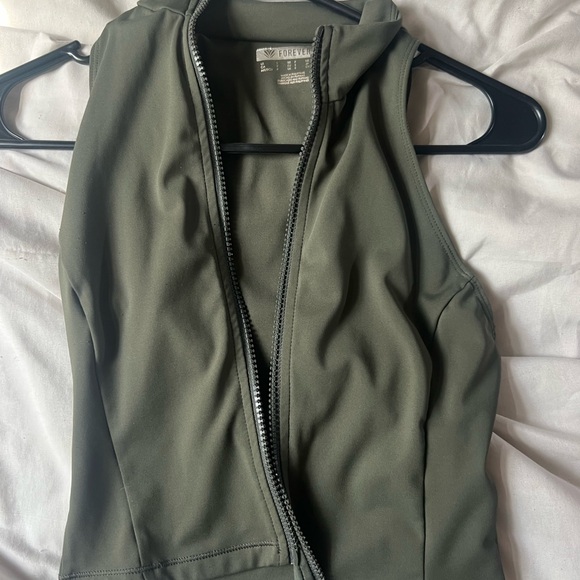 Cute work out top - Picture 1 of 5